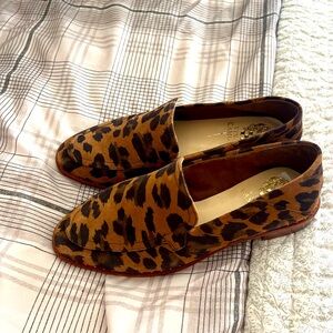 Vince camuto women’s size 6 leopard print shoes in gray condition.